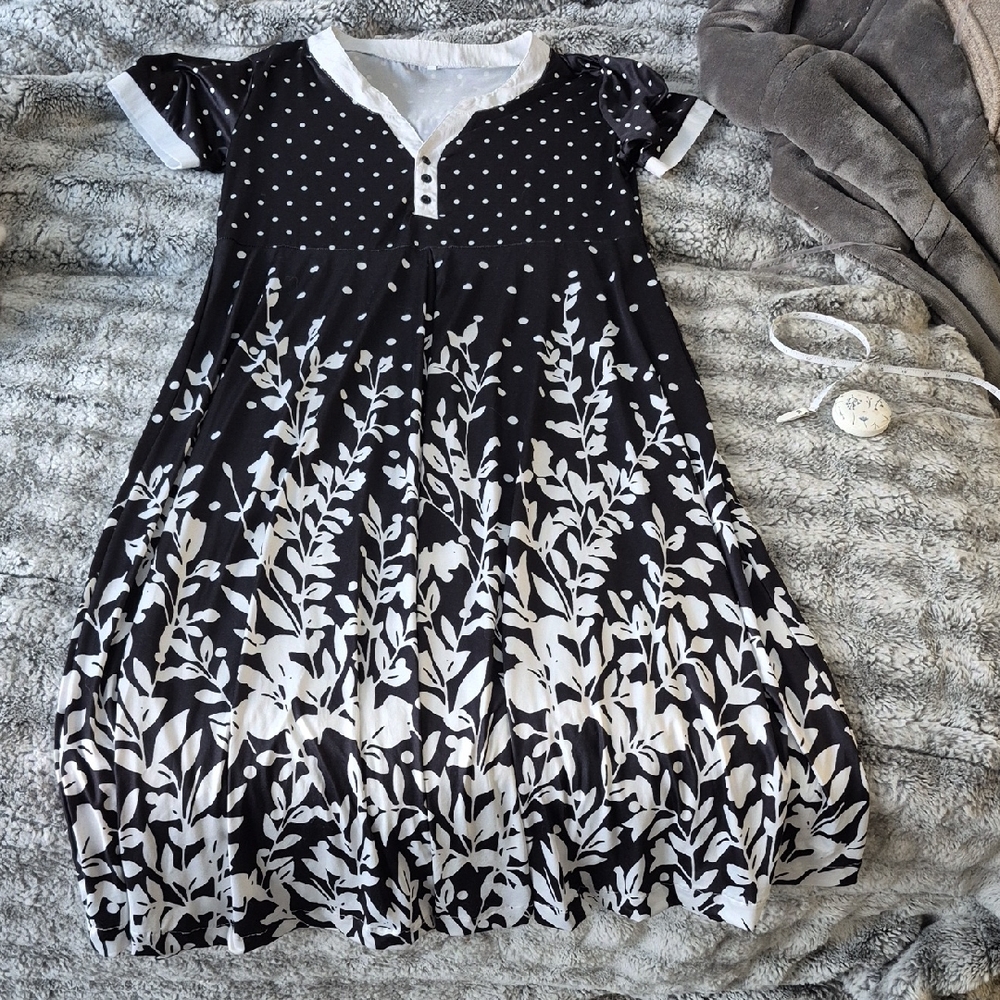 Charming Black and White Dress (618)